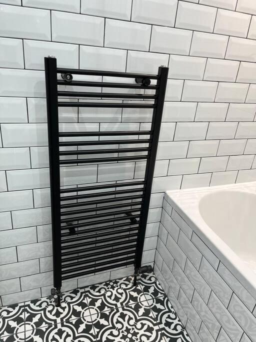 Cheerful 2 Bedroom Homely Apartment, Sleeps 6 Guest Comfy, 3X Double Bed, Parking, Free Wifi, Suitable For Business, Leisure Guest,Glasgow, Glasgow West End, Near City Centre Екстериор снимка