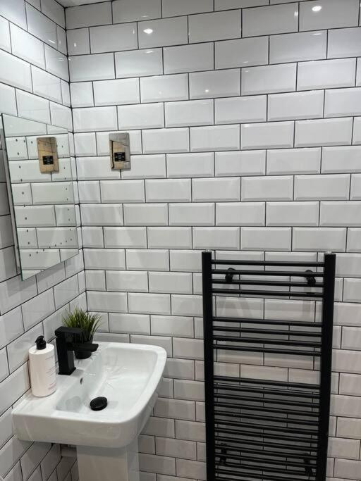 Cheerful 2 Bedroom Homely Apartment, Sleeps 6 Guest Comfy, 3X Double Bed, Parking, Free Wifi, Suitable For Business, Leisure Guest,Glasgow, Glasgow West End, Near City Centre Екстериор снимка