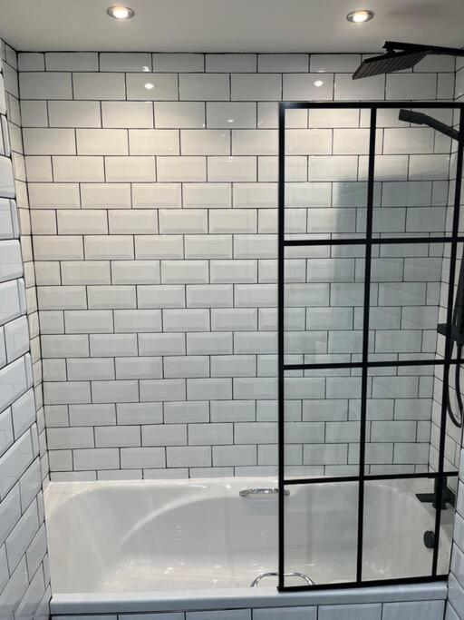 Cheerful 2 Bedroom Homely Apartment, Sleeps 6 Guest Comfy, 3X Double Bed, Parking, Free Wifi, Suitable For Business, Leisure Guest,Glasgow, Glasgow West End, Near City Centre Екстериор снимка