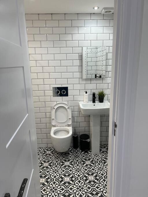 Cheerful 2 Bedroom Homely Apartment, Sleeps 6 Guest Comfy, 3X Double Bed, Parking, Free Wifi, Suitable For Business, Leisure Guest,Glasgow, Glasgow West End, Near City Centre Екстериор снимка