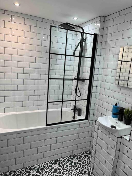 Cheerful 2 Bedroom Homely Apartment, Sleeps 6 Guest Comfy, 3X Double Bed, Parking, Free Wifi, Suitable For Business, Leisure Guest,Glasgow, Glasgow West End, Near City Centre Екстериор снимка