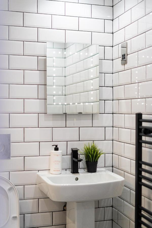 Cheerful 2 Bedroom Homely Apartment, Sleeps 6 Guest Comfy, 3X Double Bed, Parking, Free Wifi, Suitable For Business, Leisure Guest,Glasgow, Glasgow West End, Near City Centre Екстериор снимка