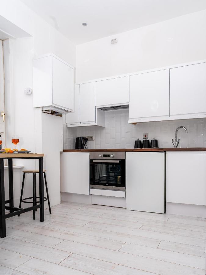 Cheerful 2 Bedroom Homely Apartment, Sleeps 6 Guest Comfy, 3X Double Bed, Parking, Free Wifi, Suitable For Business, Leisure Guest,Glasgow, Glasgow West End, Near City Centre Екстериор снимка