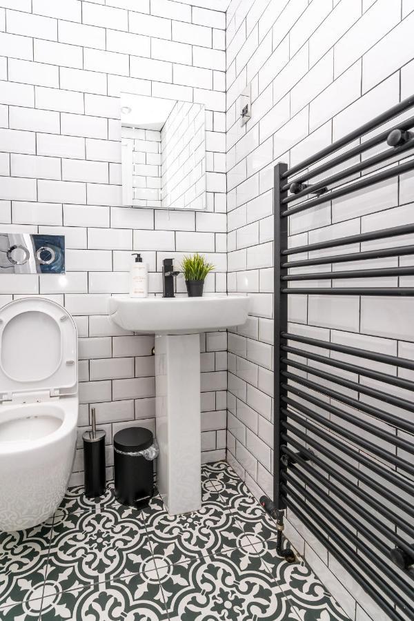 Cheerful 2 Bedroom Homely Apartment, Sleeps 6 Guest Comfy, 3X Double Bed, Parking, Free Wifi, Suitable For Business, Leisure Guest,Glasgow, Glasgow West End, Near City Centre Екстериор снимка